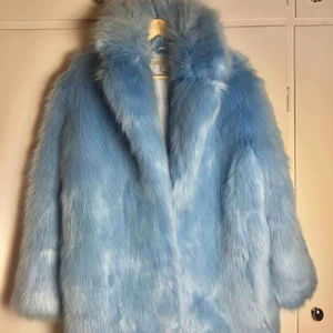  - Blå pälsjacka från H&M i storlek 36. Använd 1 gång.