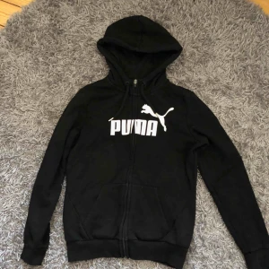  - Svart luvtröja med Puma tryck.  Köpare står för frakt. 
