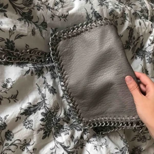  - Oanvänd väska från Scorett, de är den mellersta väskan av kollektionen.  Köparen står för frakt! 