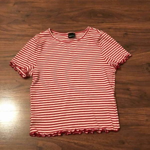  - Gullig magtröja från Gina tricot. Köparen står för frakt