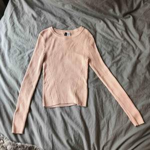Rosa långärmad tröja i storlek XS. Knappt använd och i bra skick! Pris: 35kr+frakt