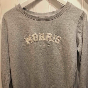  - En grå Morris (Lady) tjocktröja i storlek S. Använd max 2-3 gånger och är i jättefint skick. Nypris: 1000 kr 