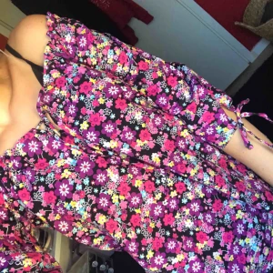  - Superfin blommig blus som går att knyta i ärmsluten och i u-ringningen. Endast provad, strl XS😊