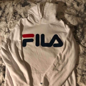 - Vit äkta fila hoodie i storlek M (stor i storlek) Frakten ingår ej i priset Nyskick!