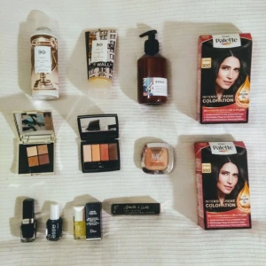  - Uppifrån vänster: Textur- och hårspray från R+Co  Hårgelé från R+Co Kroppslotion Berså Ängsklocka från Åhléns Två förpackningar svart hårfärg Ögonskuggepalett från Dior Ögonskuggepalett från Smith & Cult Ögonskuggepalett/Highlighterpalett från L'Oréal Svart/mörkblått nagellack från Isadora Mörkblått nagellack från Essie Gult nagellack från Dior Röd läppglanspenna från Smith & Cult Allt är oanvänt, säljer på grund av platsbrist