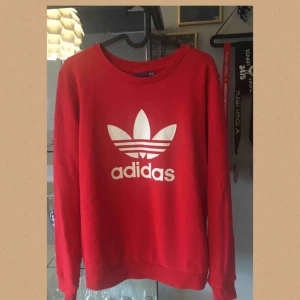  - Adidas tröja i storlek 40. Köpare står för frakt. Kolla mina andra annonser! 