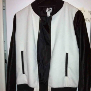  - Tuff jacka från Bubbleroom/Caroline Roxys kollektion. Slutna fickor & ”skinn” ärmar. OBS! Säljer endast till personer som kan ta sig till Helsingborg för att köpa, skickar inget via post.