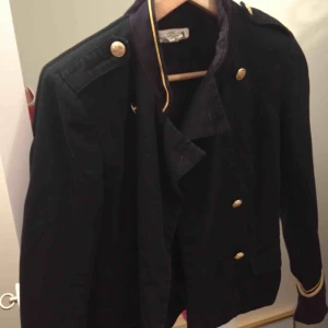  - Elegant jacka från H&M. Saknar en knapp, men det  finns en extra som går att sy på. OBS! Säljer endast till personer som kan ta sig till Helsingborg för att köpa, skickar inget via post.
