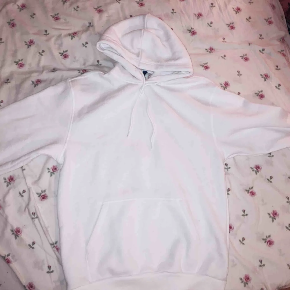 Nyköpt hoodie från H&M, köpt för 199 kr säljs för 90. Ocersized fit.. Hoodies.