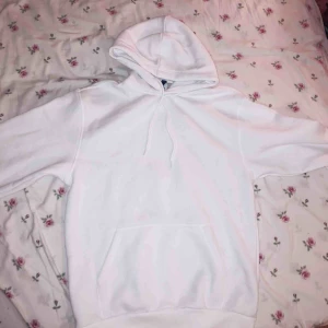  - Nyköpt hoodie från H&M, köpt för 199 kr säljs för 90. Ocersized fit.