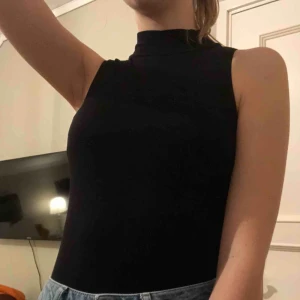  - Body med lite polohals. I så gott som nytt skick förutom att jag klippt upp baksidan till string för att kanten inte ska synas genom byxorna. Säljer för att den inte kommer till användning, kan posta eller mötas upp i Kristinehamn eller Karlstad.