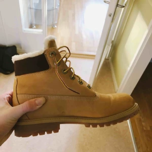  - Nya Timberland vinterkängor, köpta i november. Endast använda vid ett fåtal tillfällen. Säljes pga fel storlek.  Nypris 1299kr ✨