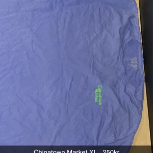 China Town Market.  - Köpt i Oslo. Sitter XL som sagt. Pris kan diskuteras.