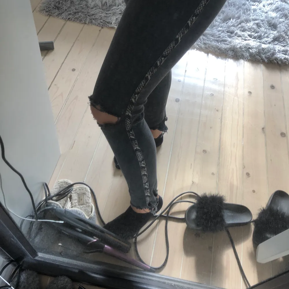 Asballa jeans från zara med en väldigt cool snakeprint detalj! Har hål på ett av benet och sitter väldigt snyggt på! Köparen står för frakt❤️❤️. Jeans & Byxor.