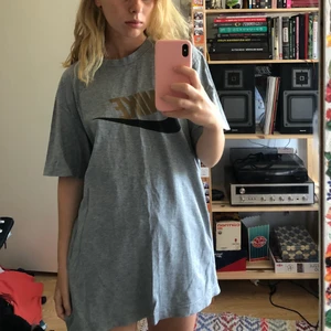 Nike T-shirt - En grå t-shirt med svarta och guldiga detaljer ifrån Nike. Använd mycket men fortfarande väldigt bra skick. 