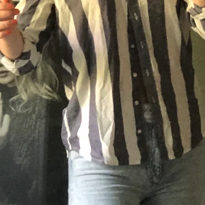 randig skjorta - en randig skjorta från bikbok, knappt använd o i bra skick.  storlek xs, inte för varm. köparn står för frakten