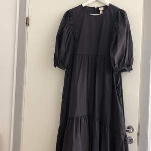 Svart lång klänning från HM, aldrig använd! Köpt i början av sommaren! 