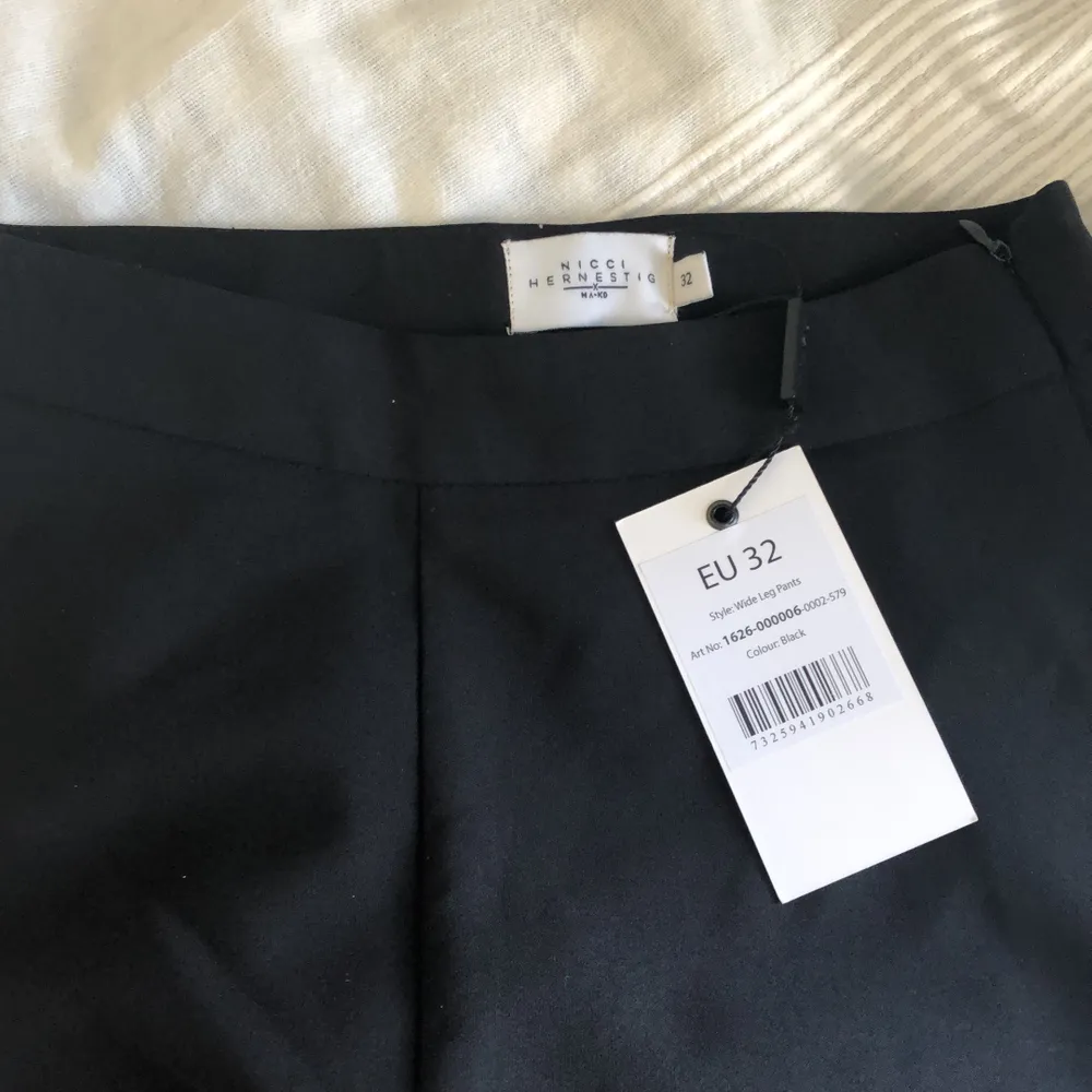 HELT NYA OANVÄNDA BYXOR från Nicci Hernestigs kollektion med Nakd. Ord pris 500kr Säljes pga ej rätt storlek för mig. Otroligt sköna samt snygga på. . Betalning via swish.. Jeans & Byxor.