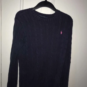 :) - Ralph lauren tröja, sleten men skön :) säljer den för en billig slant endå:) säkert någon som köper :)