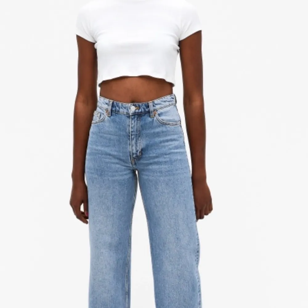 Trendiga jeans från monki i model (Yoko) i storlek 26 säljer de då de är för små för mig. Jag köpte de för 400kr och de är helt oanvända och nya 💕. Jeans & Byxor.