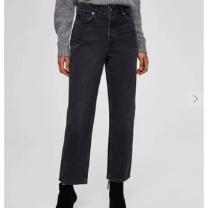 Selected femme jeans strl 32 - använt 1gång, är för små för mig nu, absolut inga fel på del alls! Nyskick