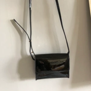 axelväska - svart axelväska men justerbart axelband 