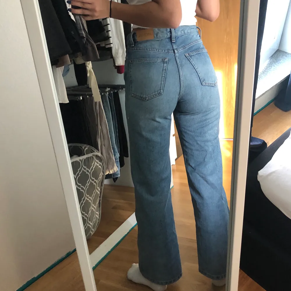 skitsnygga raka jeans som tyvärr är lite för stora för mig. perfekta längdmässigt på mig som är 177 cm lång. endast använd en gång 💞. Jeans & Byxor.