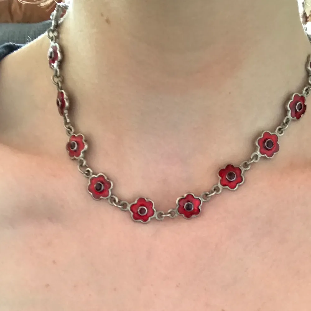 Jättefint halsband med röda blommor! Frakt 11kr . Accessoarer.
