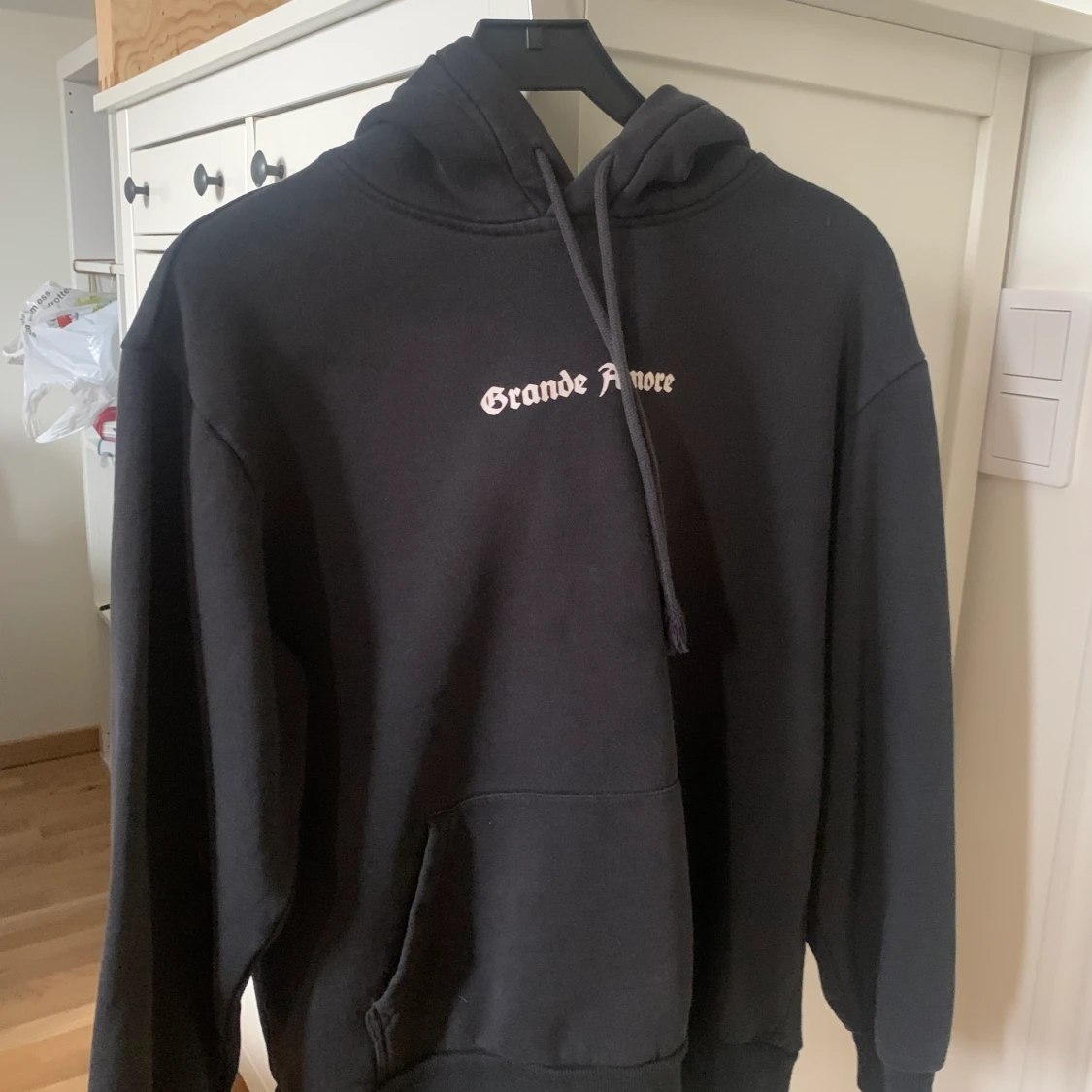 Hoodie me tryck på ryggen