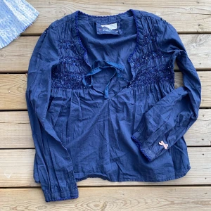 Top Odd Molly st 1 (xs) - Superfin blus från Odd Molly i marinblå