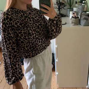 En superfin cropad leopardmönstrad tröja köpt i Spanien. Använd ett fåtal gånger. (Frakt tillkommer) pris kan diskuteras. 