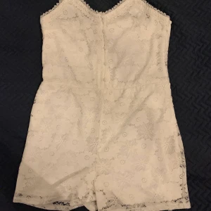 Vit Jumpsuit från Vila - Skicket på jumpsuit är perfekt. Den är aldrig använd, prislapp finns kvar. Den är storlek 38 och skulle säga att den är rätt till storleken så om du är storlek s passar denna perfekt! 