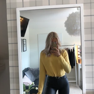 Gul stickad tröja vero moda - Härlig gul tröja från vero Moda🤪