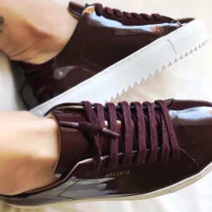 Axel Arigato - Knappt använda vinröda lacksneakers. Kan skickas mot fraktavgift. Billigare vid snabb affär.