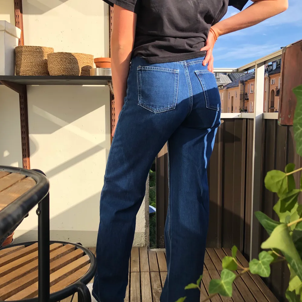 behöver tyvärr sälja mina snygga yoko jeans då dom sitter lite tajt på mig, inte så mycket använda. Modellen Yoko som är vida och high waisted och dom är lite tunnare i tyget än de ljusblåa. Min kompis är modell på bilden och hon är 165☮️✨💖fraktar eller möts upp i sthlm. Jeans & Byxor.