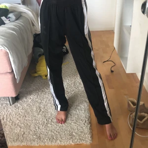 adidas byxor - sparsamt använda byxor från adidas med knyte i midjan så passar de flesta! köparen står för frakt💕💕 nypris 700kr