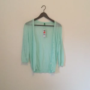  - Fin, oanvänd kofta från Benetton. Trekvartsärmar. 57% bomull och 43% polyamid. 