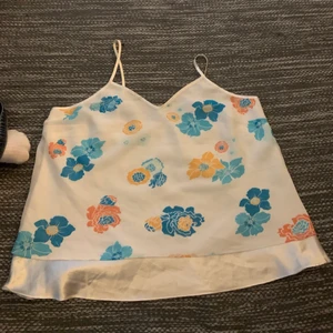 Blommigt linne - As fint blommigt linne! Det är storlek 46/48 står de men de passar S och uppåt beroende på hur man vill att d ska sitta!😘