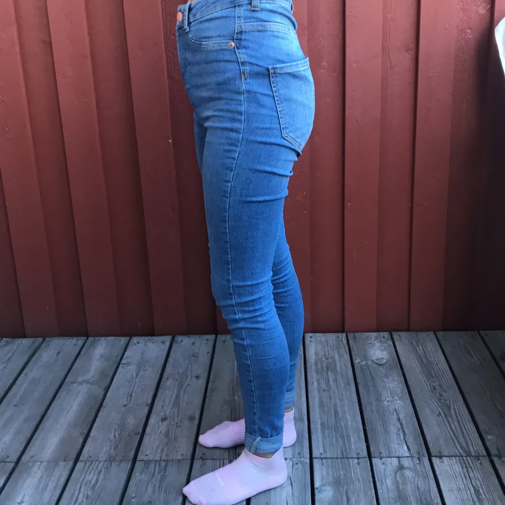 Jeans från Gina Tricot storlek S. Använda bara några gånger lite för långa i bena. Köparen står för frakt. Tuffa jeans för bra pris.. Jeans & Byxor.