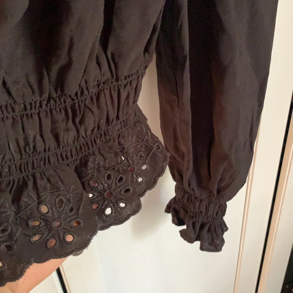 Helt ny svart off shoulder tröja, aldrig använd från H&M, storlek: XS men den är ganska stor så passar säkert en med S oxå. Kan skickas📨 . Puserot.