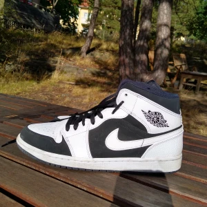 Air Jordan 1 Mid Tuxedo - Använda några gånger, aningen creased, ingen box. Nya går för 4000 på goat. EU 45/US 11. Pris går att diskutera. Betalning via swish.