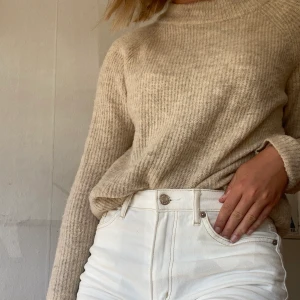 Stickad beige tröja - Superfin och skön stickad beige tröja från Vero Moda som tyvärr aldrig kommer till användning. Köpt i vintras och använd max 5 gånger. Hör av er om ni är intresserade eller har några frågor🌸 frakt tillkommer på 66kr