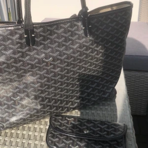 Shopper fr. Goyard - Äkta shopper fr. Goyard. En del missfärgningar inuti men utsidan är i toppskick. Ena väskbandet har blivit lagad hos skräddare och ett band är av. Lagningen kostade ca 150kr så med bara lite kärlek blir denna skitsnygg.🦋 Kvitto finns.