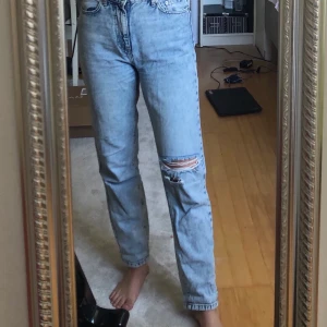 Momjeans - Momjeans med hål på ena knät. Färgen syns bäst på andra bilden. Köparen står för frakt💓