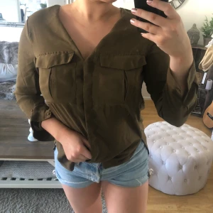 Grön blus - Nyskick.