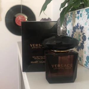 Versace crystal noir parfym dam - Helt nyinköpt, endast sprutad 1 sprut. Ääälskar verkligen doften men kan ej använda pga är känslig mot i princip alla parfymer :( Skulle beskriva doften som kvinnlig och mystisk. Nypris 510 kr på Kicks.