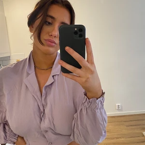 Topp/blus strl xs  - Helt oanvänd topp från Zara. Ganska stor i storleken har vanliga fall S. Toppen går precis över naveln ungefär, resorband vid midjan, går att knäppa upp knapparna. 