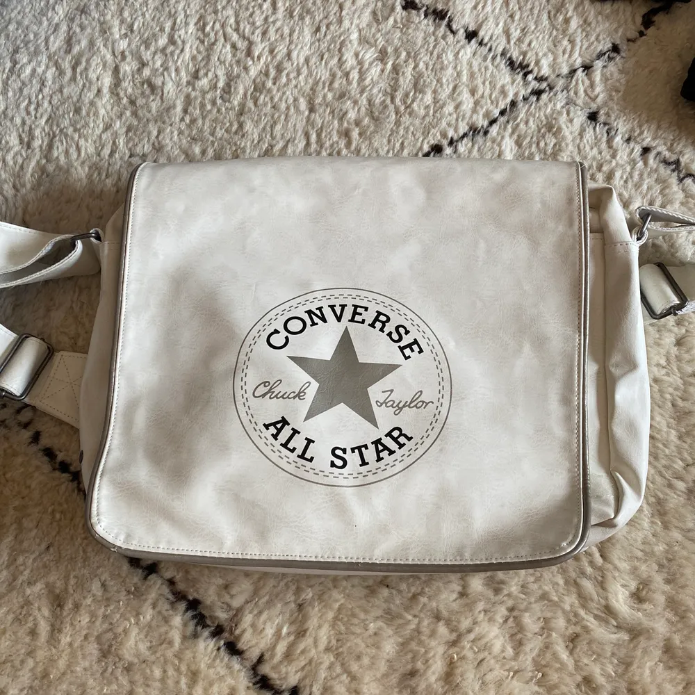 En stor krämvit converse väska! 💘 oanvänd . Väskor.