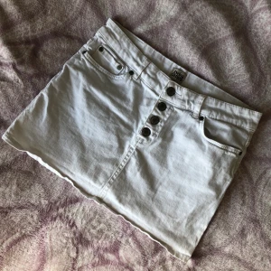 Twist & tango kjol - Vit kort kjol med knappar framtill. Använd ca 3 gånger då jag tycker den är lite för kort för min smak. Men sitter supesnyggt över midjan & magen. 