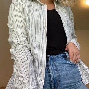 Randig skjorta - Säljer denna skjortan som är från secondhand. Den är i storlek 46/48 och jag har vanligen s så den är lite ocersized. Köparen står för frakt💗